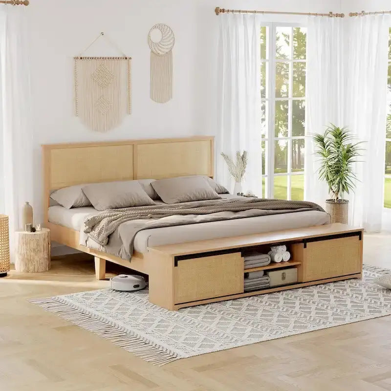 Letto in rattan naturale con contenitore nella pediera ad ante scorrevoli stile fienile