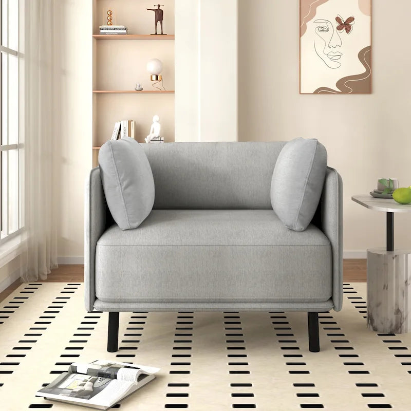 Moderner gepolsterter Loungesessel mit Metallbeinen und Kissen