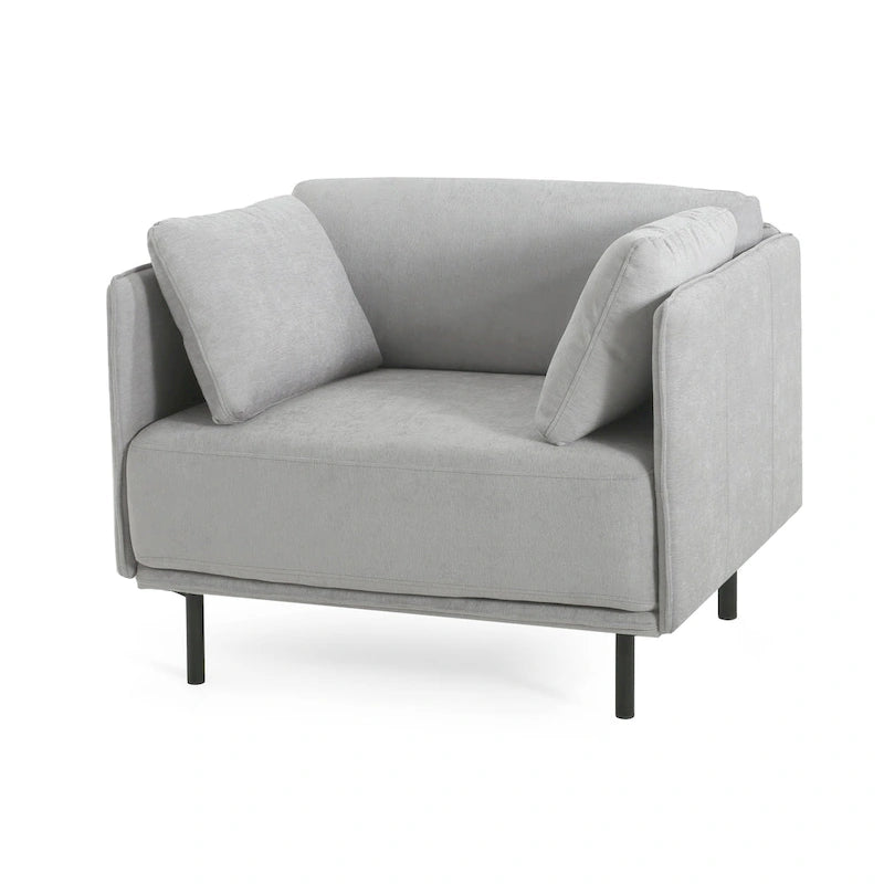 Moderner gepolsterter Loungesessel mit Metallbeinen und Kissen