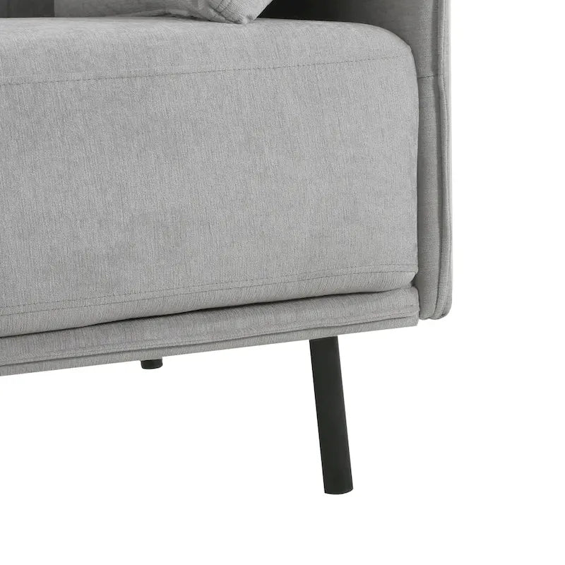 Moderner gepolsterter Loungesessel mit Metallbeinen und Kissen
