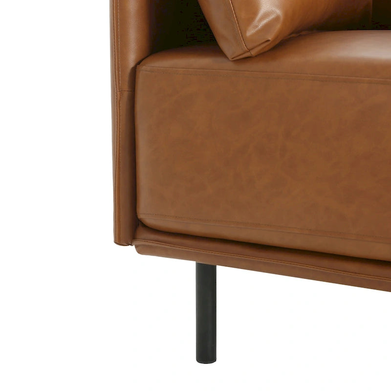 Moderner gepolsterter Loungesessel mit Metallbeinen und Kissen