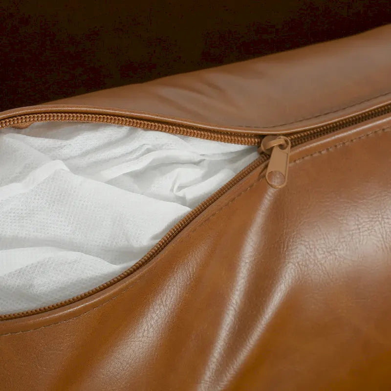 Moderner gepolsterter Loungesessel mit Metallbeinen und Kissen