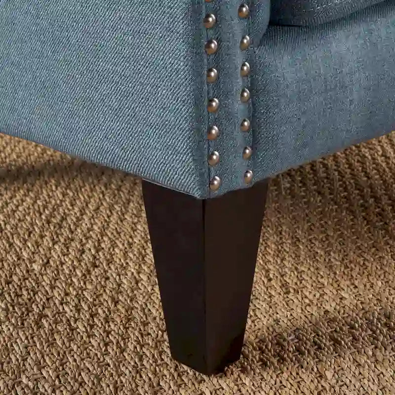 Blauer gepolsterter Akzent-Sessel mit hoher Rückenlehne, Knopfheftung und Nagelkopfbesatz