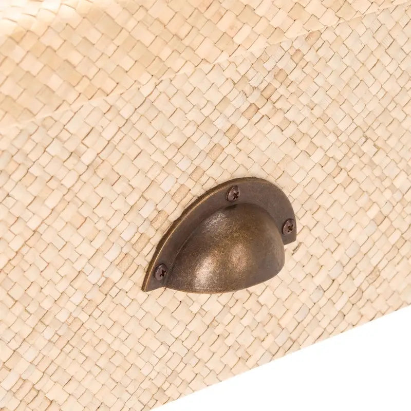 Konsolentisch aus naturfarbenem, gewebtem Raffiabast mit goldfarbenen Schubladengriffen und Regalen