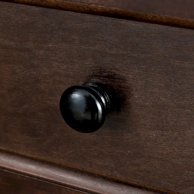 Houten ladekast met zes lades en retro ronde handgrepen voor de slaapkamer