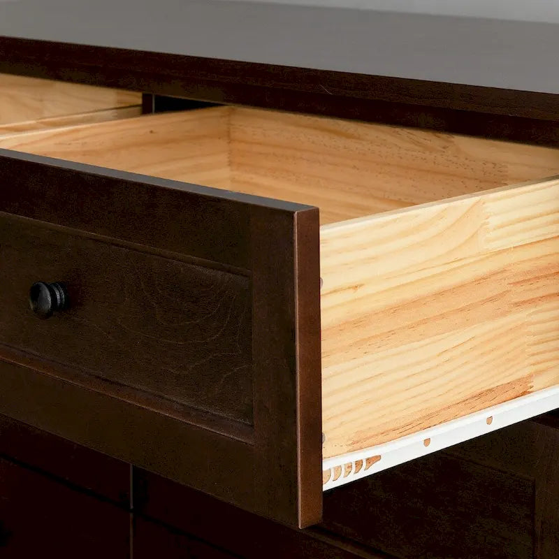 Houten ladekast met zes lades en retro ronde handgrepen voor de slaapkamer