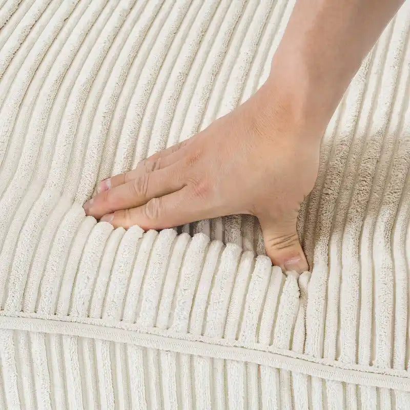 Modernes Cordsofa für drei Personen mit gerollten Armlehnen und abnehmbaren Kissen