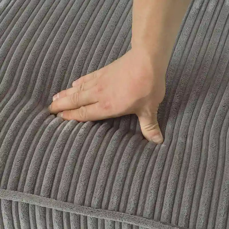 Modernes Cordsofa für drei Personen mit gerollten Armlehnen und abnehmbaren Kissen