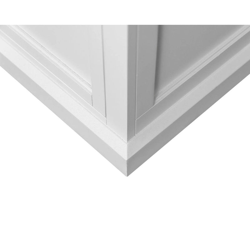 Moderne witte houten opbergkast met deuren en bureau
